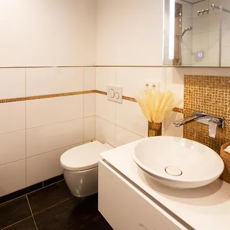 Gaestezimmer In Mit Dach-terrasse, Wohnbereich Und Kueche *