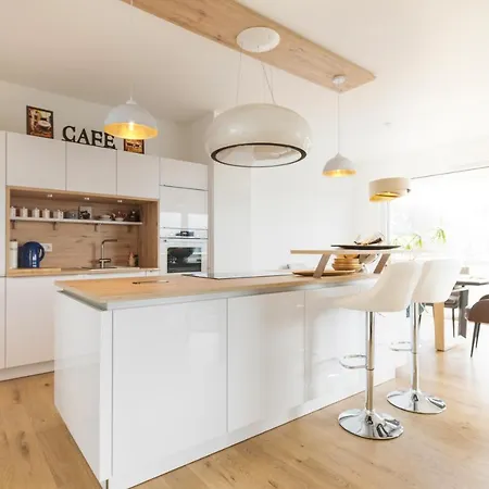 Gaestezimmer In Mit Dach-terrasse, Wohnbereich Und Kueche *