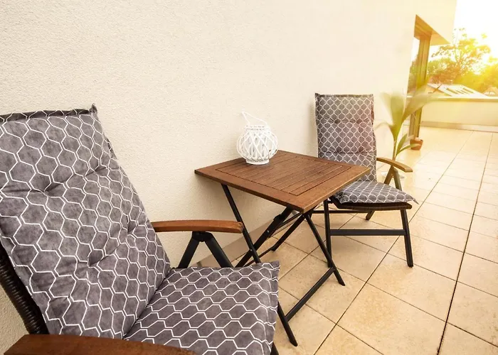 Gaestezimmer In Mit Dach-terrasse, Wohnbereich Und Kueche * Drezno