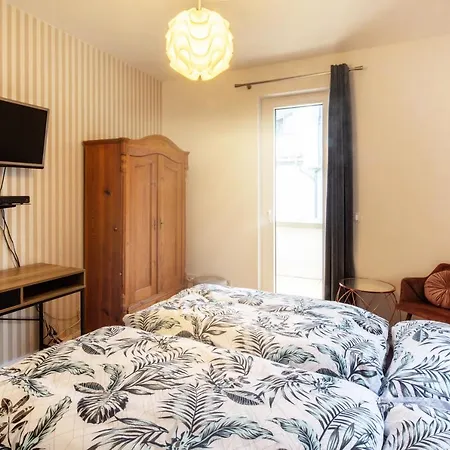 Gaestezimmer In Mit Dach-terrasse, Wohnbereich Und Kueche