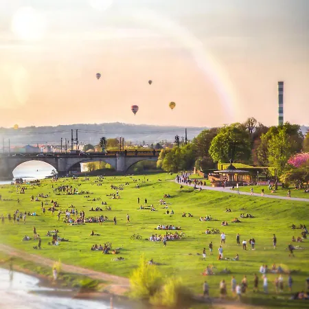 Gaestezimmer In Mit Dach-terrasse, Wohnbereich Und Kueche Rum i privatbostad Dresden